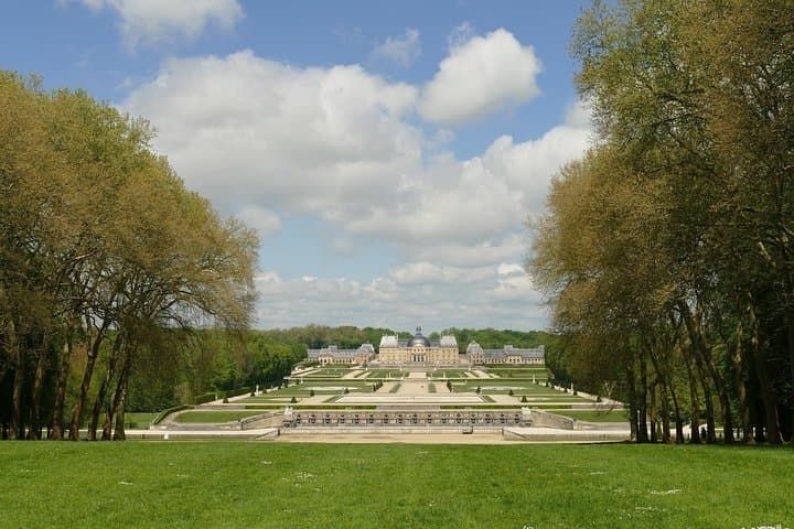 Fontainebleau & Vaux-le-Vicomte Trip with Local Guide & Private Transportation