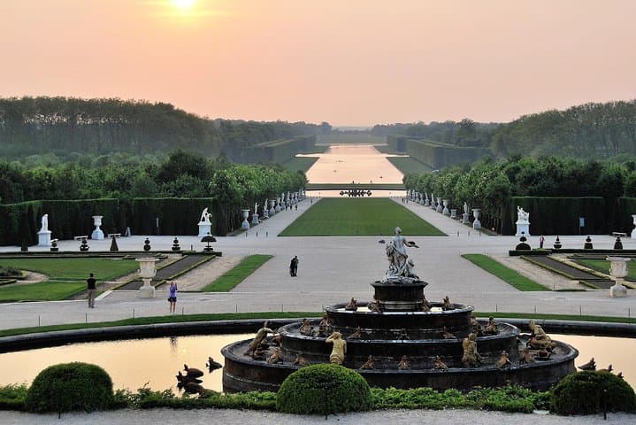 Palace of Versailles & Giverny Audio Guide Tour with Pickup and Drop Off