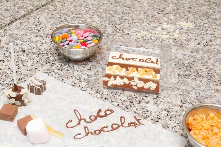 Creation of personalized chocolate bars.