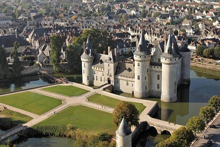 1-Hour Sightseeing Flight around Châteaux de la Loire