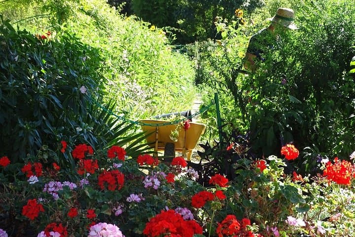 A path and his gardener / Monet's garden