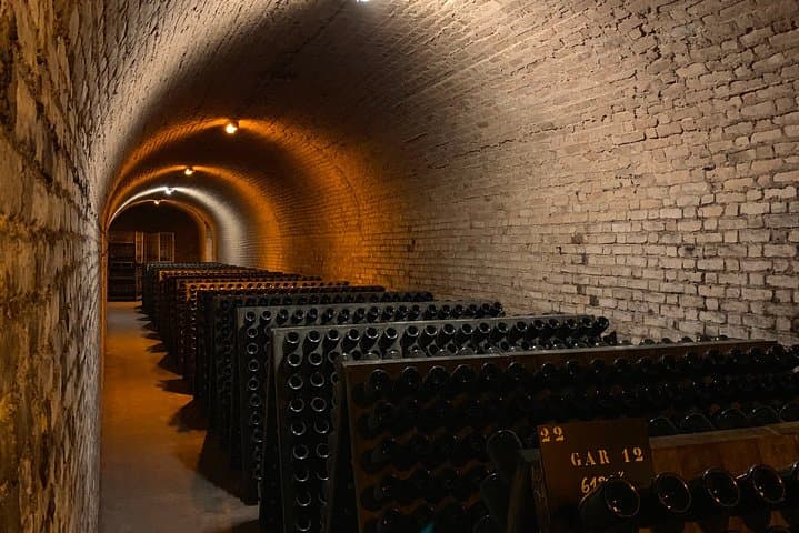 Dive into the Gallo-Roman cellars of the most prestigious champagne houses.