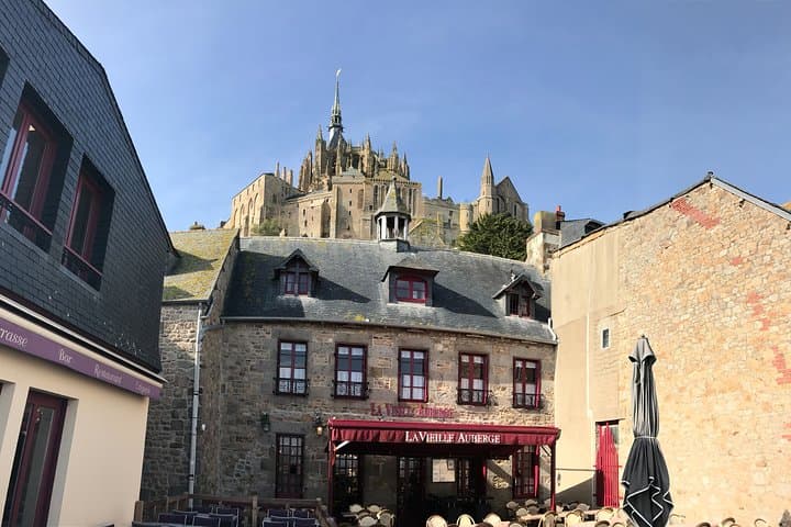 Mont-Saint-Michel Private Day Trip in Luxury Vehicle from Paris