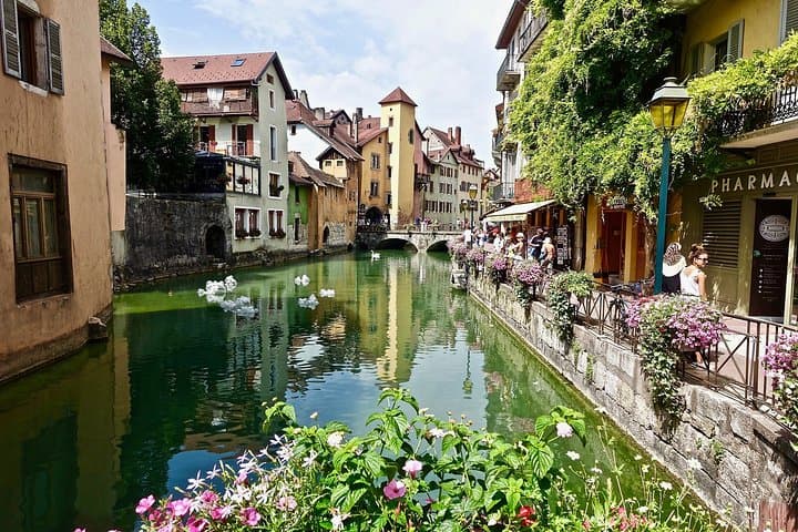 Private Full Day Tour of Perouges and Annecy from Lyon with Hotel pick-up