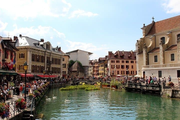 Private Full Day Tour of Perouges and Annecy from Lyon with Hotel pick-up