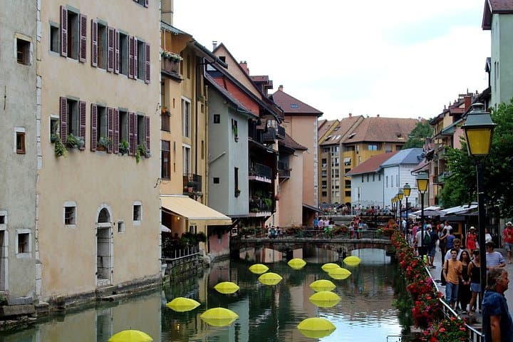 Private Full Day Tour of Perouges and Annecy from Lyon with Hotel pick-up