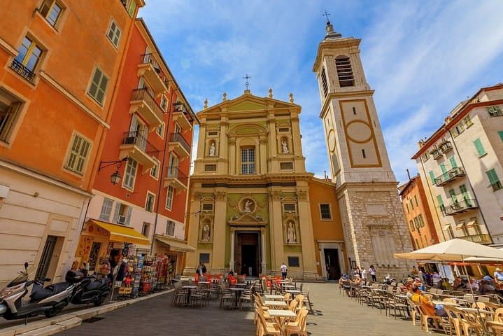Discover the beauty of old district of Nice walking tour