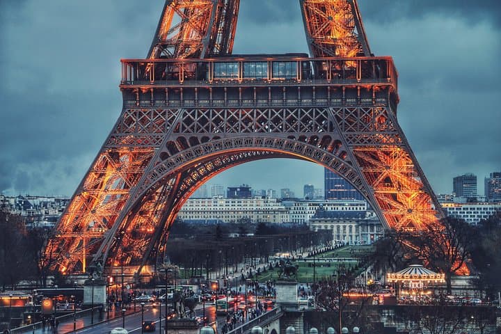 Private Tour of Parisian Nightlife (Sights, Food & Drinks) with a local
