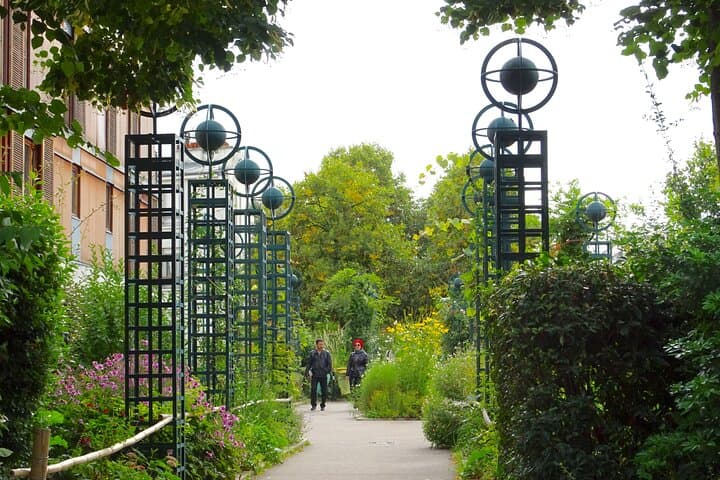 Private tour of Paris's hidden highlights with a local