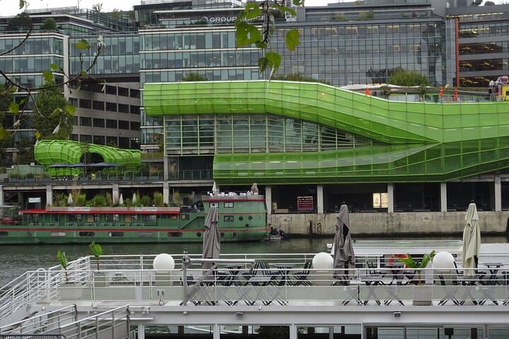 Private tour of Paris's hidden highlights with a local