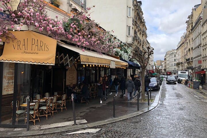 Private tour of the toursitc & hidden highlights of Montmarte Paris