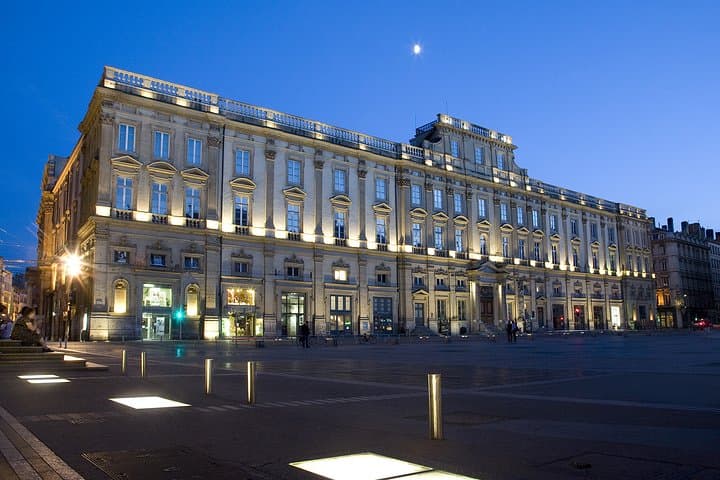 Private arrival OR departure transfer in Lyon (hotel OR airport pick-up)