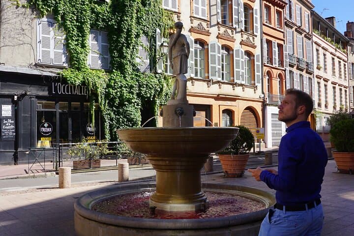 Player, in the streets of Toulouse