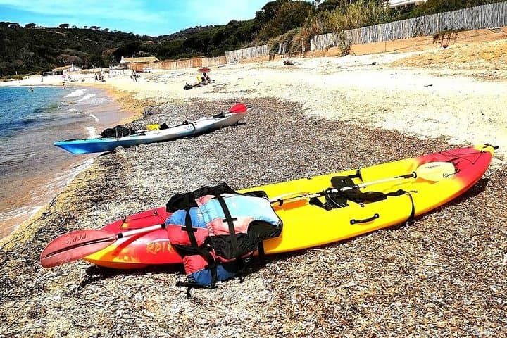 Sea kayaking in the heart of the Ramatuelle Nature Reserve