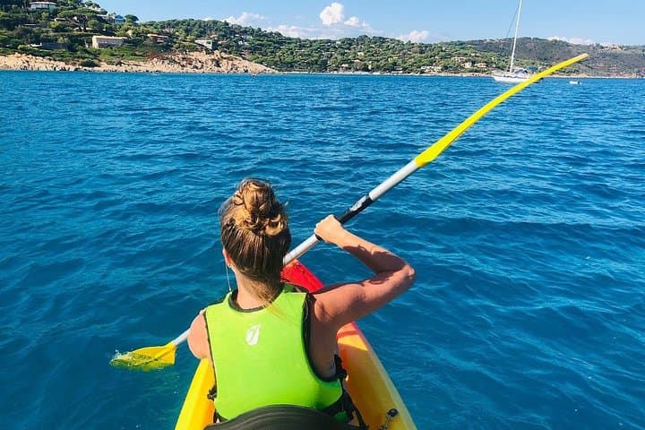 Sea kayaking in the heart of the Ramatuelle Nature Reserve