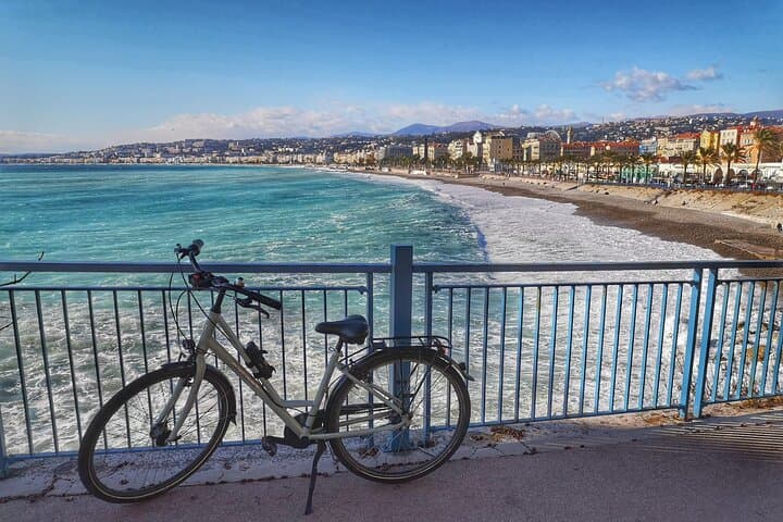 Rent a bike near by the Promenade des anglais on the center town