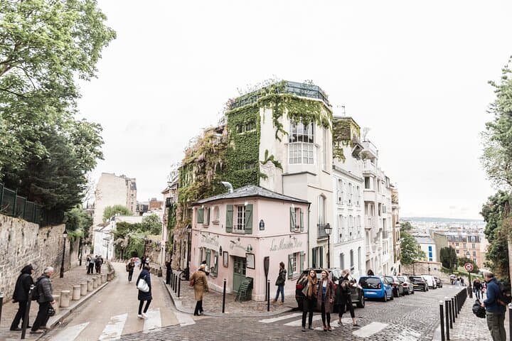Paris Canal Saint-Martin Tour with a Local: Private & Custom