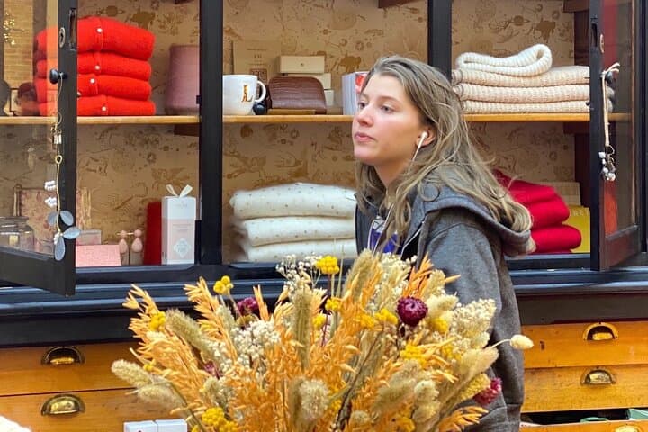 Teen Shopping and Fashion Accessories Tour in Paris