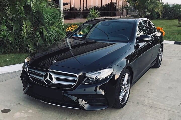 Round-Trip Transfer: Paris to La Vallee Village by Business Car