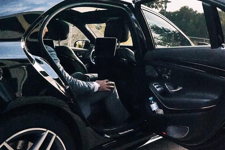 Departure Private Transfer: Toulouse to Toulouse Airport TLS in Business Car