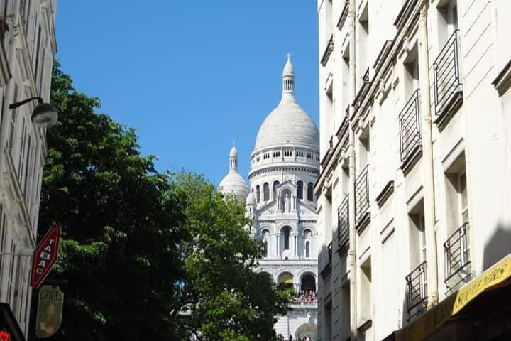 Group tour of the Montmartre district in Italian