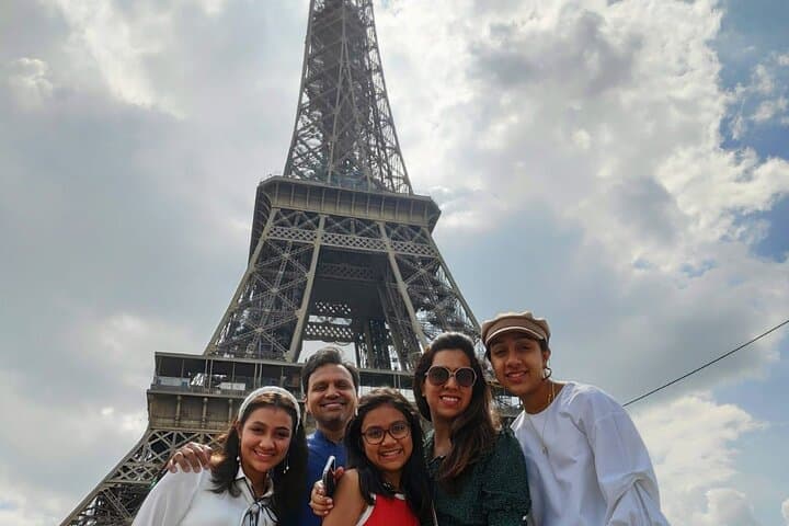 Happy guests with Eiffel tower