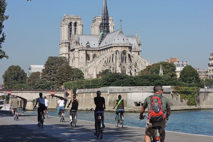 Ride along Seine riversides