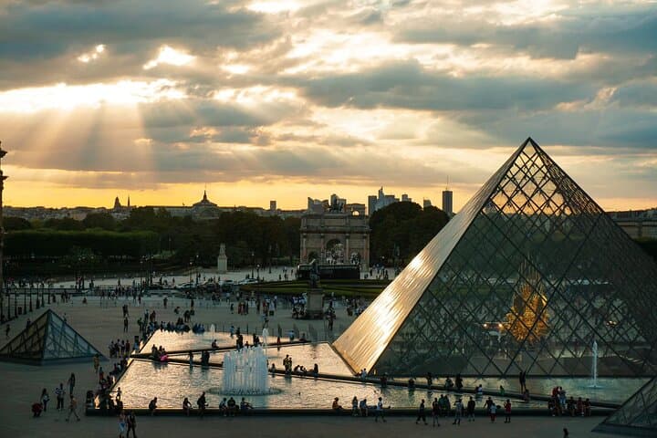 6 hours Paris city tour with Seine River Lunch cruise and Galeries Lafayette