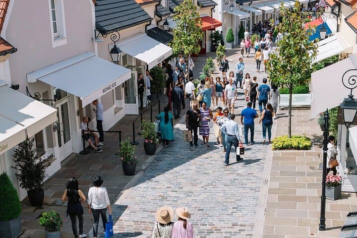 Marais with Seine River Cruise and la Vallée Village shopping tour