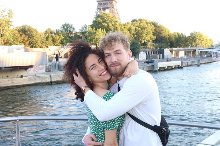 Lovers during the cruise