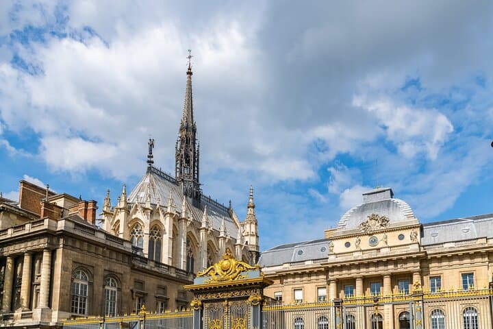 Traditional French Food and Paris Old Town Private Tour