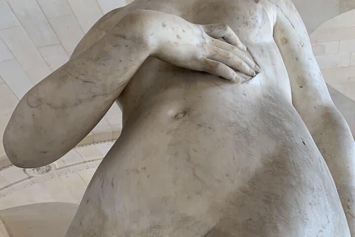 The Louvre: art and love.