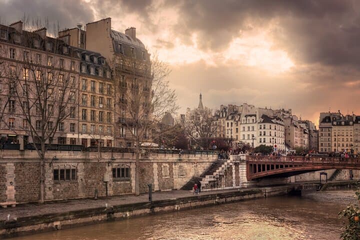 Paris WWII: Occupation & Liberation Exploration Game and Tour