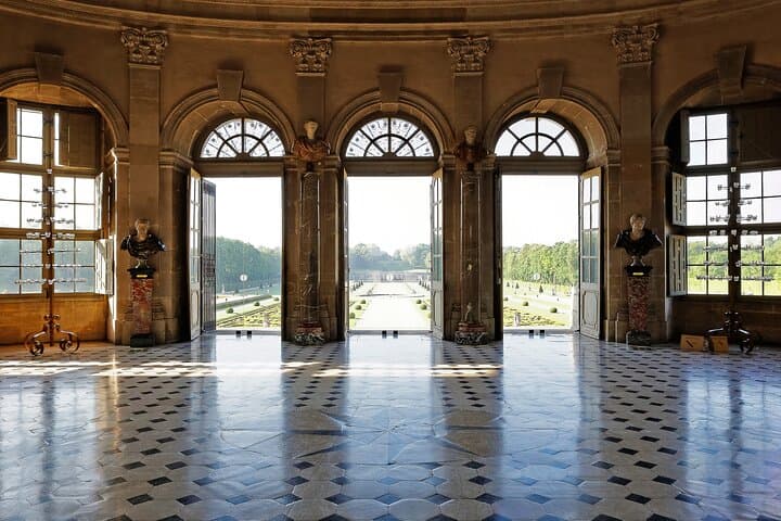 Vaux-le-Vicomte Castle Day Trip with Chateaubus Shuttle