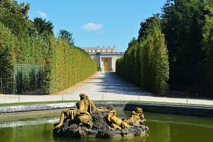 8-Hour Paris Private Vintage Car Tour with Versailles and hotel pick up drop