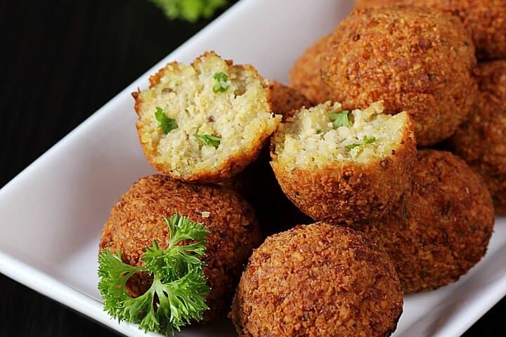 Le Marais Private Tour with Falafel & Wine Tasting & Pick up