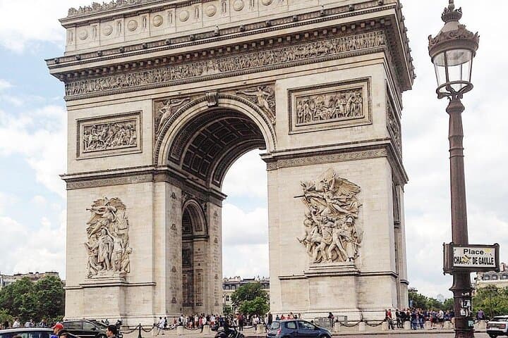 The Arc de Triomphe, very close thanks to the tuktuk to discover the architecture and know the origin
of this 19ᵉ century Napoleonic monument.