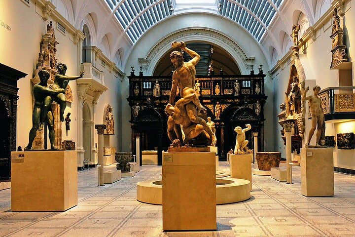 Private Walking Tour with Louvre Museum & Tuileries with Pickup