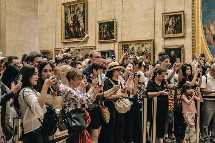 Private Walking Tour with Louvre Museum & Tuileries with Pickup