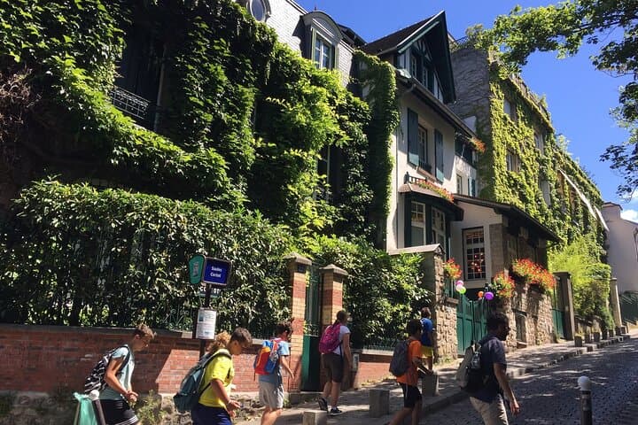 Paris: Montmartre Semi-Private Guided Walking Tour