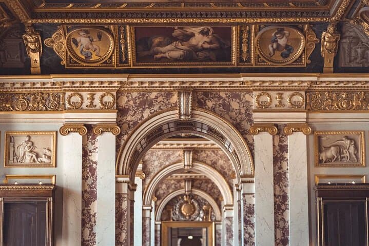 Private Walking Tour with Louvre Museum & Tuileries with Pickup