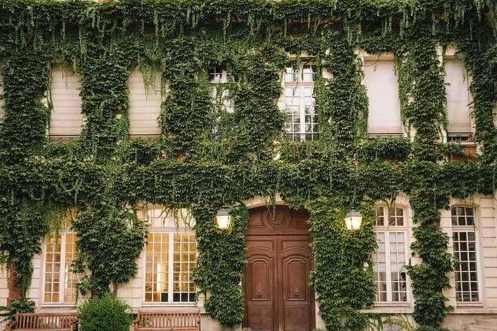 3 Hour Private Tour Throughout the Le Marais with CDG Transfer