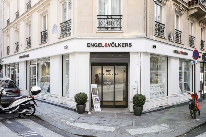 3 Hour Private Tour Throughout the Le Marais with CDG Transfer