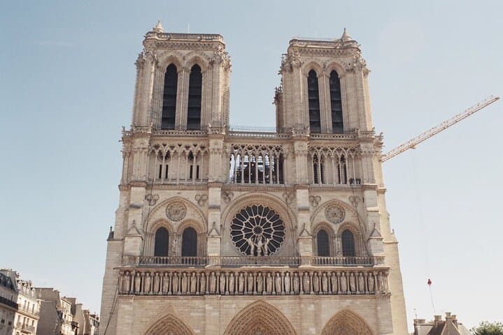 Paris Small Group Tour with Beauvais–Tillé Airport Transfer
