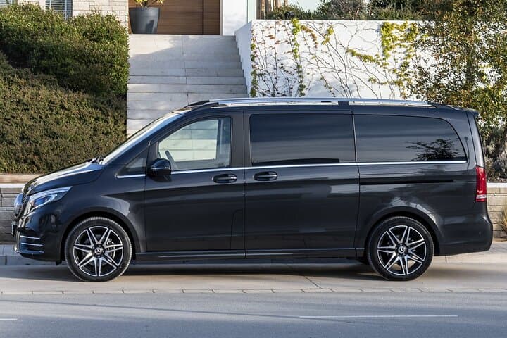Private Transfer: Paris Airport CDG to Versailles by Luxury Van