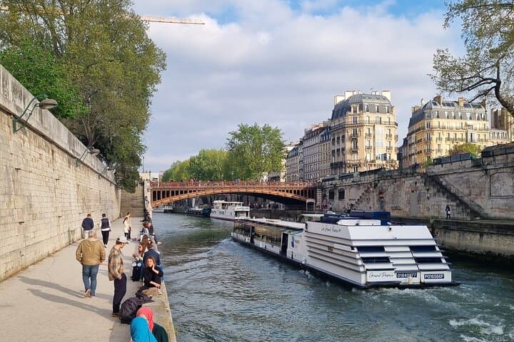 a snack on the quays of the Seine