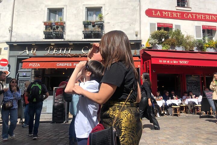When the enigma is hidden up there! A family searching in the picturesque streets of Montmartre.