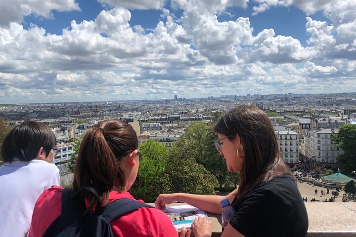 View of all Paris, playbook in hand: the family enjoys a unique moment between mystery and wonder.