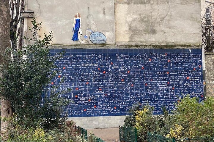 Romantic break on the course: the Wall of Love, a must for lovers on a walk in Montmartre.