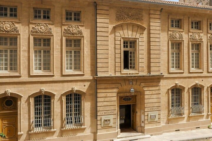 Avignon Self-Guided City Walking Tour & Scavenger Hunt